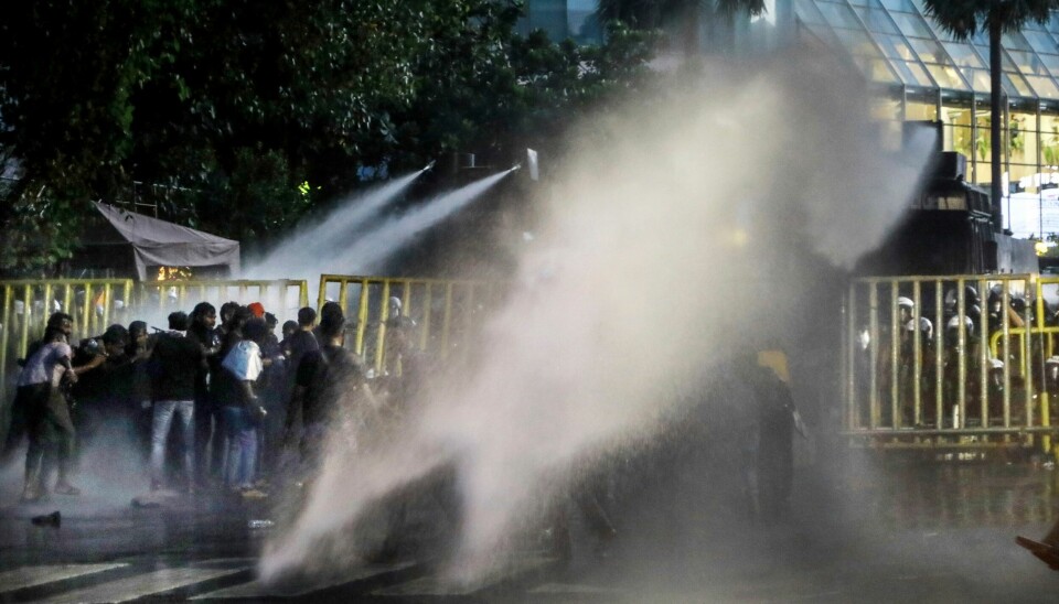 TÅREGASS: Det har vært flere store demonstrasjoner på Sri Lanka den siste tiden. Politiet har gjentatte ganger tatt i bruk tåregass og vannkanoner mot demonstrantene. Her fra Colombo 8. juli. Politi bruker vannkanoner og tåregass for å spre studenter som demonstrerer i Sri Lankas hovedstad Colombo. Foto: Amitha Thennakoon / AP / NTB