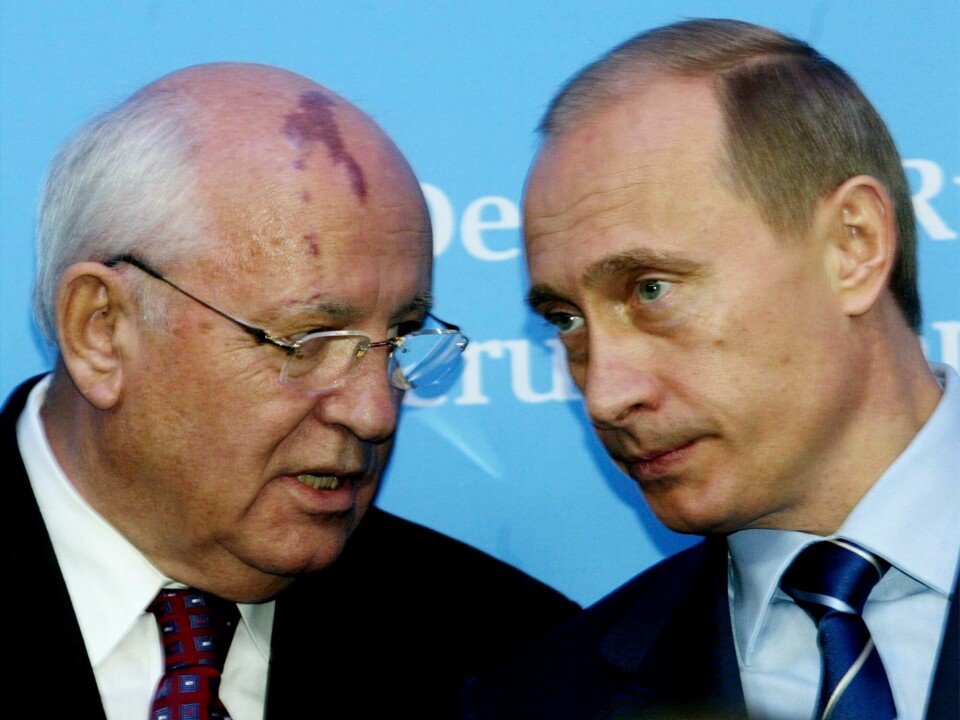 UTTALELSE: Sovjetunionens siste leder Mikhail Gorbatsjov (t.v.) og Russlands president Vladimir Putin i 2004. Onsdag kom Putin med en uttalelse i forbindelse med den tidligere Sovjetlederens bortgang. Russlands president Vladimir Putin (til høyre) uttrykker sin dypeste kondolanse etter Mikhail Gorbatsjovs dødsfall, uttaler hans talsmann Dmitrij Peskov. Her er de to fotografert i 2004. Foto: Heribert Proepper / AP / NTB