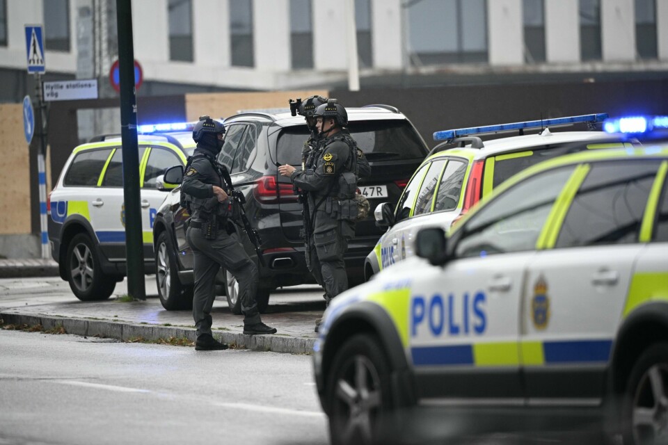 Store politistyrker rykket ut til kjøpesenteret Emporia i Malmö etter meldinger om skyting. Store politistyrkar rykte ut til kjøpesenteret Emporia i Malmö etter meldingar om skyting. Foto: Johan Nilsson / TT / NTB