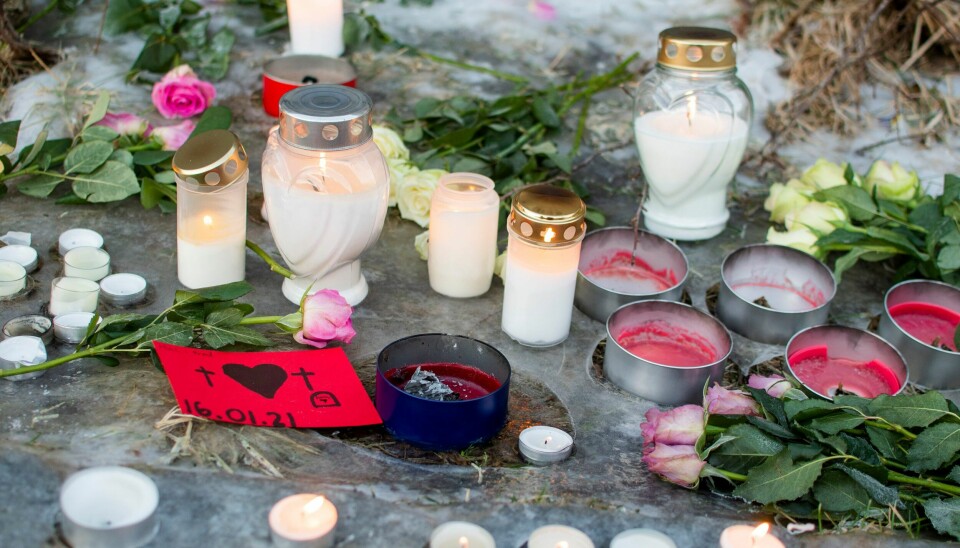 MINNES: Blomster og lys ved Svolvær skole mandag formiddag. Fem personer mistet livet i hyttebrann på Risøyhamn i Andøy kommune natt til lørdag 16. januar. Foto: AIdem Media / NTB