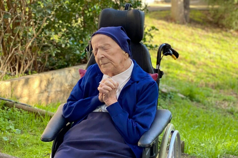 LETTE SYMPTOMER: Søster André, født Lucile Randon, er verdens nest eldste menneske og den eldste som har overlevd koronasmitte. Denne uken fylte den franske nonnen 117 år. Foto: David Tavella / Sainte-Catherine Laboure sykehjem / AP / NTB