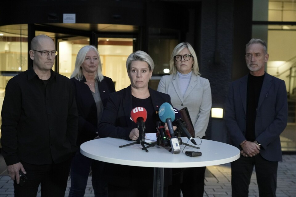 GREP INN: Partene i lærerstreiken og arbeidsminister Marte Mjøs Persen (Ap) møtte pressen tirsdag kveld. Fra venstre: Lederen i Utdanningsforbundet Steffen Handal, lederen i Skolenes landsforbund Mette Walker, Marte Mjøs Persen, lederen i Norsk Lektorlag Helle Christin Nyhuus og KS' arbeidslivsdirektør Tor Arne Gangsø. Partene i lærerstreiken møtte pressen tirsdag kveld. Foto: Terje Pedersen / NTB