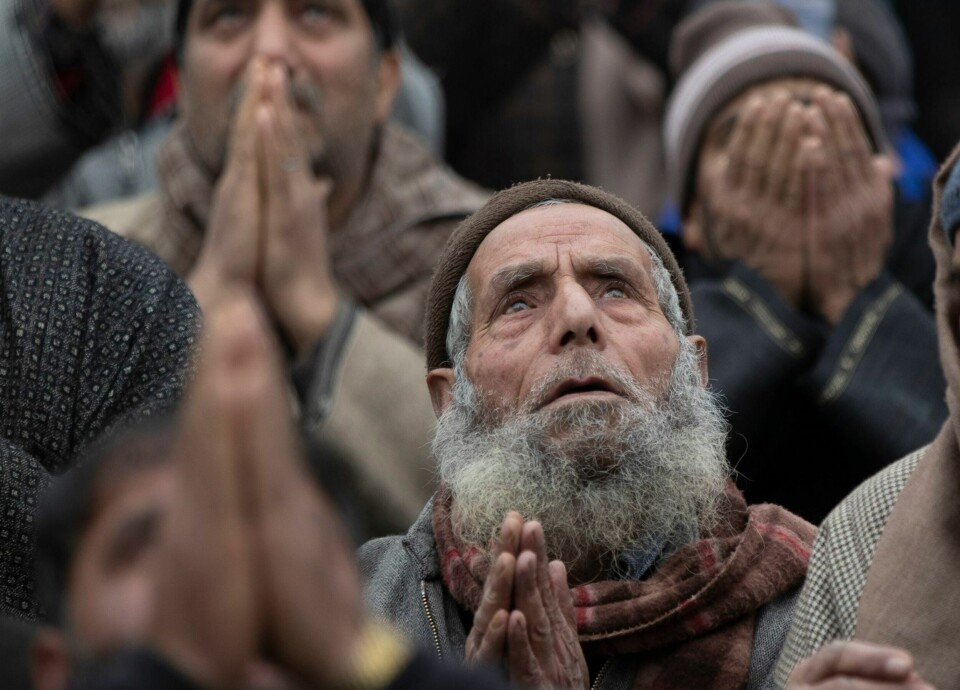 ISLAMOFOBI: Muslimer i bønn i Kashmir i forrige måned. Islamofobien i verden har nå nådd episke proporsjoner, ifølge FNs spesialrapportør Ahmed Shaheed. Foto: AP / NTB