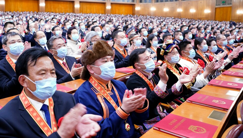 FEIRET: Deltakerne klapper under en seremoni i Folkets store hall i Beijing for å markere den offisielle slutten på ekstrem fattigdom i Kina i februar.