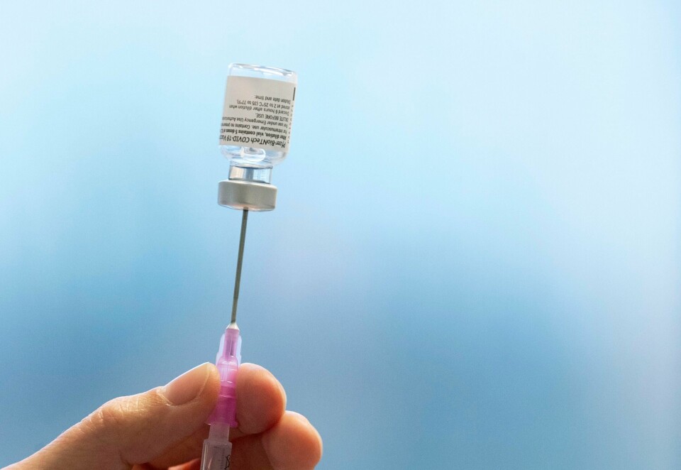 VAKSINE: En sprøyte med covid-19-vaksinen fra Pfizer og Biontech. Mens vaksineringen i Norge startet før nyttår, venter mange av verdens fattigste land fortsatt på de første dosene. Foto: Berit Roald / NTB