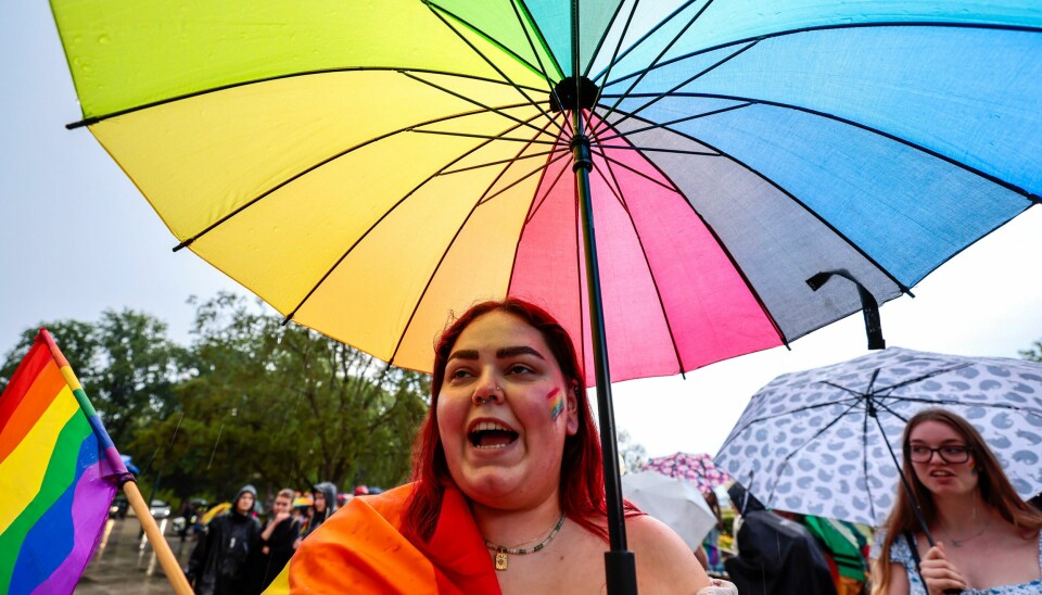 Agder-politiet skal legge til rette for at pride-arrangementer kan gå av stabelen i distriktet. Her fra minnemarkeringen på Rådhusplassen etter terrorangrepet i Oslo natt til lørdag. Katrina Marie Skjelvik deltar på minnemarkeringen på Rådhusplassen. Hun sier til NTB at hun blir stolt over å se oppmøtet og all støtten. Foto: Geir Olsen / NTB