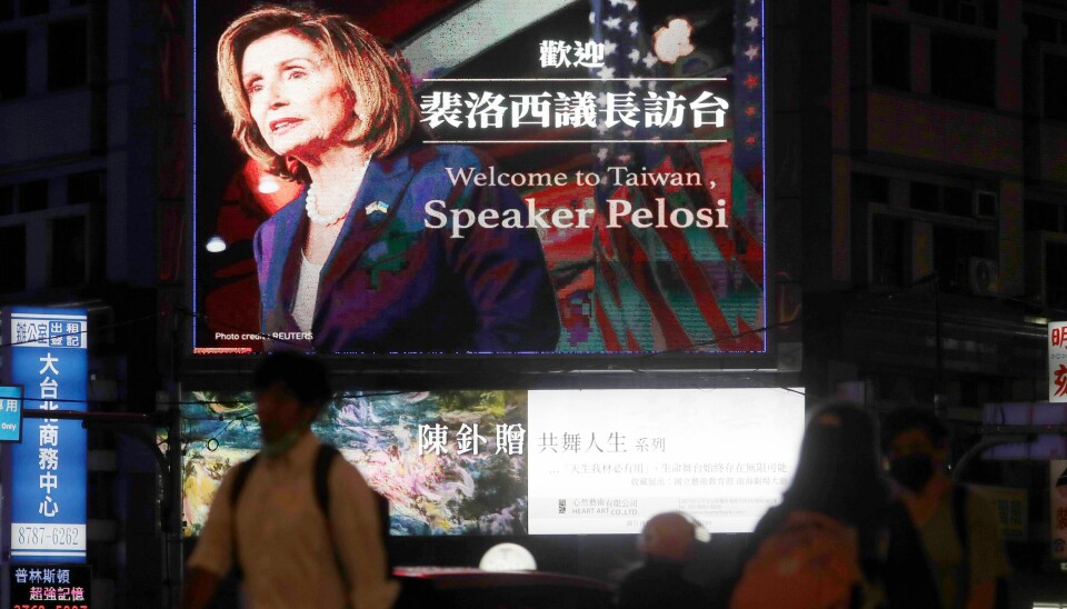 BESØK: Nancy Pelosi ønskes velkommen i Taipei tirsdag kveld. Nancy Pelosi ønskes velkommen i Taipei tirsdag kveld. Foto: Chiang Ying-ying / AP / NTB