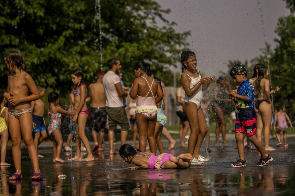 Folk kjøler seg i en park i Madrid. I Spania er det målt langt over 40 grader enkelte steder. Folk kjøler seg i en park i Madrid. I Spania er det målt langt over 40 grader enkelte steder. Foto: Manu Fernandez / AP / NTB