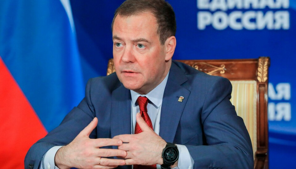 Østersjøens status som atomvåpenfri sone kan opphøre dersom Sverige og Finland blir med i Nato, sier Dmitry Medvedev og varsler opprusting i regionen om de melder seg inn. Nestleiar i det russiske Tryggingsrådet og leiar i partiet Sameint Russland, Dmitrij Medvedev, skuldar USA for å ha lagt ein plan som vil føre til eit ustabilt regime i Russland, noko han meiner vil auke faren for ein atomkrig. Foto: Jekaterina Sjtukina / Sputnik, Kreml via AP / NTB