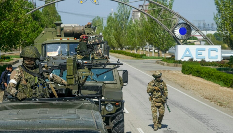 En russisk militærkolonne på veien til det okkuperte atomkraftverket Zaporizjzja. En russisk militærkolonne avbildet på veien som fører til atomkraftverket i Enerhodar 1. mai. Arkivfoto: AP / NTB