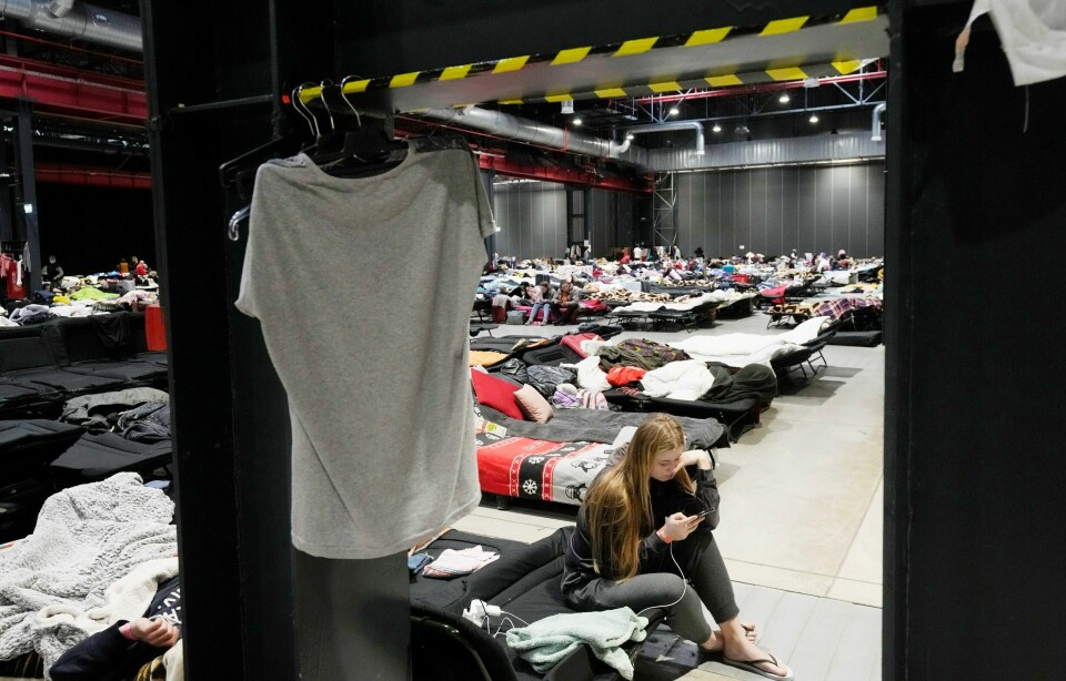 Disse ukrainske flyktningene er innlosjert i en messehall i Polens hovedstad Warszawa. Over 5 millioner ukrainere har nå flyktet fra landet, ifølge FN. Disse ukrainske flyktningene er innlosjert i en messehall i Polens hovedstad Warszawa. Over 5 millioner ukrainere har nå flyktet fra landet, ifølge FN. Foto: Czarek Sokolowski / AP / NTB