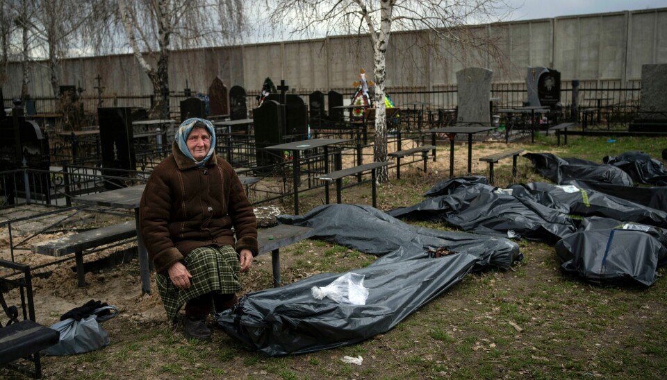 70 år gamle Nadija Trubtsjaninova sørger over sønnen Vadym, som ble drept av russiske soldater i Butsja i mars. 70 år gamle Nadija Trubtsjaninova sørger over sønnen Vadym, som ble drept av russiske soldater i Butsja i mars. Foto: AP / NTB