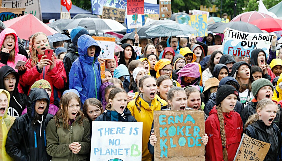 Skoleungdom i klimastreik roper slagord foran Stortinget. Om de hadde hatt stemmerett, ville det neppe endret oppslutning om partier.