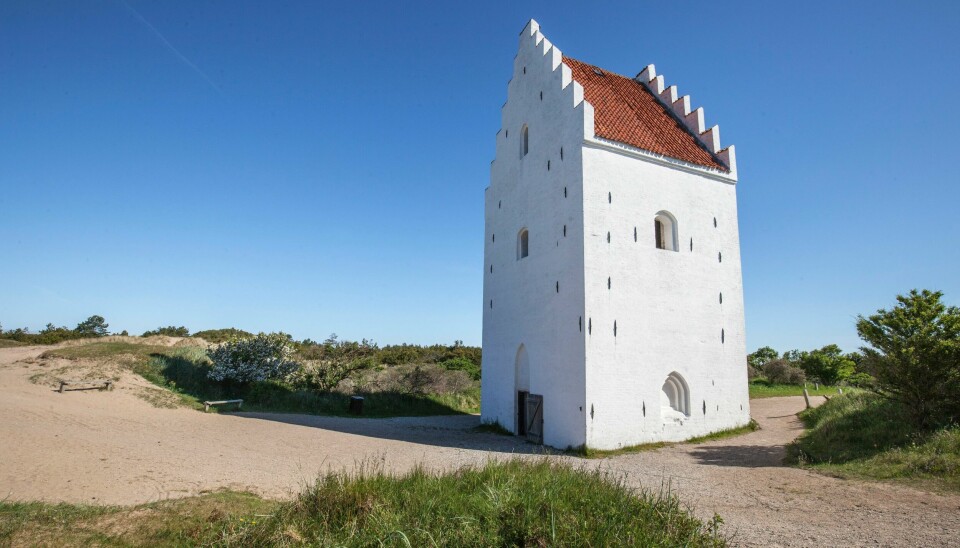 DANMARK: I vårt naboland i sør blir det innført nye koronasrestriksjonar, som blant anna rammar kyrkjegjengarar. Bildet er av Den Tilandede Kirke ved Skagen i Danmark. Skagen 20170527Den Tilsandede Kirke ved Skagen i Danmark.Foto: Halvard Alvik / NTB