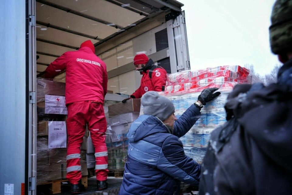 INNSATS: Frivillige fra Italia Røde Kors leverer medisiner, mat, førstehjelpsutstyr og annen livsnødvendig hjelp til Ukraina Røde Kors. Rapporter fra Røde Kors i Ukraina viser en ytterligere forverring av den humanitære situasjonen, men en del hjelp er allerede på vei. Foto: Annalisa Ausilio / Italia Røde Kors / NTB