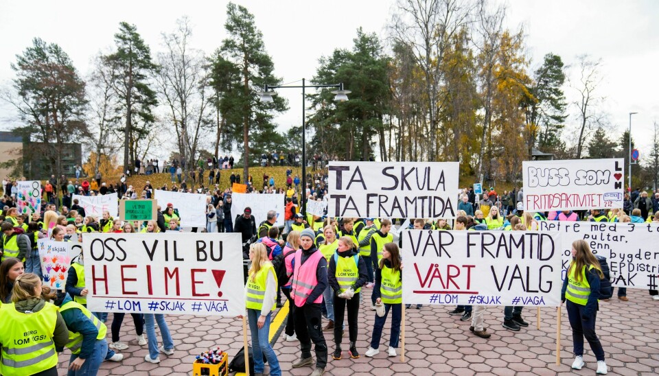 Tirsdag samlet folk seg til en politisk demonstrasjonsstreik på Hamar i forbindelse med at fylkeskommune ønsker legge ned en rekke skoler i Innlandet. Foto: Fredrik Varfjell / NTB Tirsdag samlet folk seg til en politisk demonstrasjonsstreik på Hamar i forbindelse med at fylkeskommune ønsker legge ned en rekke skoler i Innlandet. Foto: Fredrik Varfjell / NTB