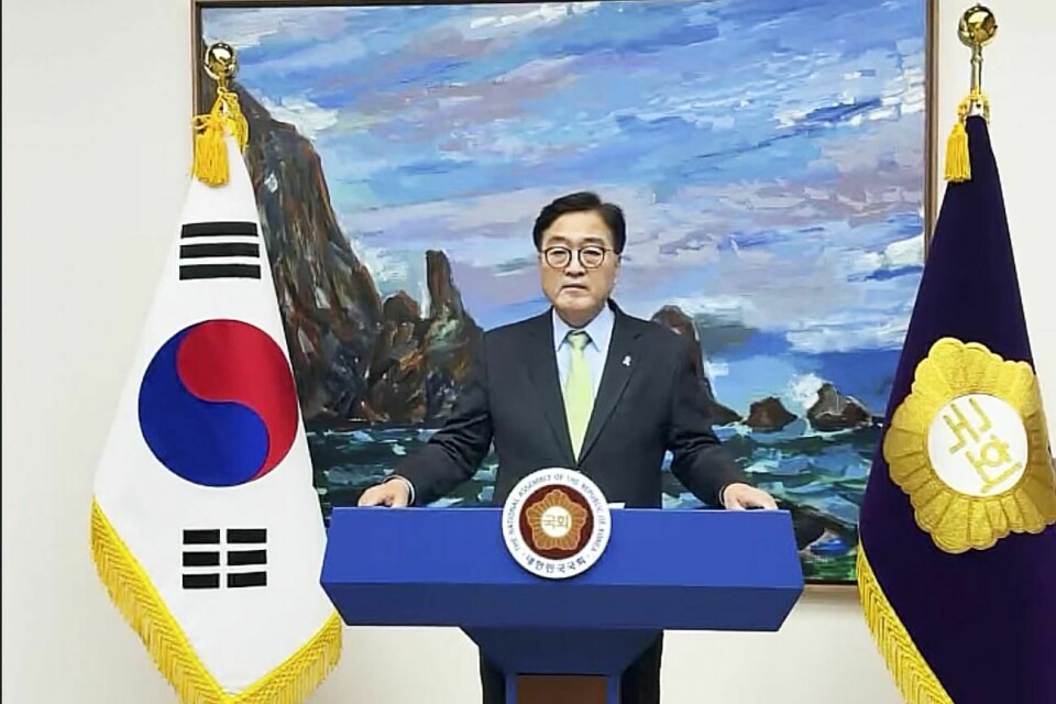 Lederen av den sørkoreanske nasjonalforsamlingen, Woo Won-shik, kunngjør at nasjonalforsamlingen har vedtatt å oppheve den militære unntakstilstanden som presidenten har innført. Foto: Sør-Koreas nasjonalforsamling / AP / NTB Lederen av den sørkoreanske nasjonalforsamlingen, Woo Won-shik, kunngjør at nasjonalforsamlingen har vedtatt å oppheve den militære unntakstilstanden som presidenten har innført. Foto: Sør-Koreas nasjonalforsamling / AP / NTB