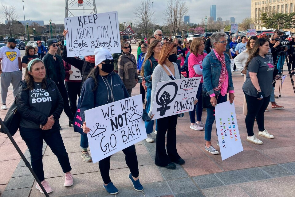 OKLAHOMA: Abortforkjempere samlet seg utenfor delstatsforsamlingen i Oklahoma City forrige uke i protest mot flere innskrenkninger i delstatens abortlovgivning. Abortforkjempere samlet seg utenfor delstatsforsamlingen i Oklahoma City forrige uke i protest mot flere innskrenkninger i delstatens abortlovgivning. Foto: Sean Murphy / AP / NTB