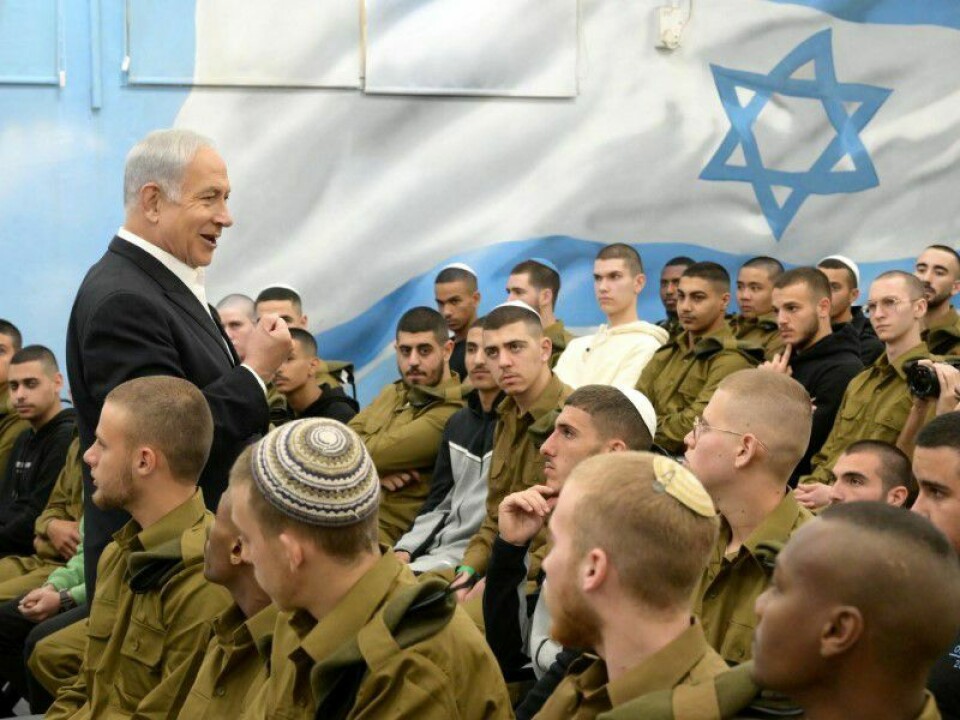 UTVIDER VERNEPLIKT: Israels sikkerhetskabinett har godkjent en plan om å utvide militærtjenesten. Avbildet: Benjamin Netanyahu i møte med unge vernepliktige i 2023. IDF