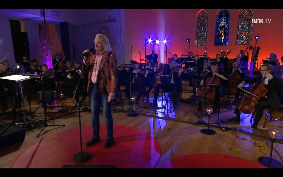 NRK: Jan Eggum og KORK i Nordstrand kirke under programmet «Jul med KORK». Programmet har fått en rekke klager og bør behandles i neste Kringkastingsråd, skriver Vårt Land på lederplass. Jan Eggum og KORK i Nordstrand kirke