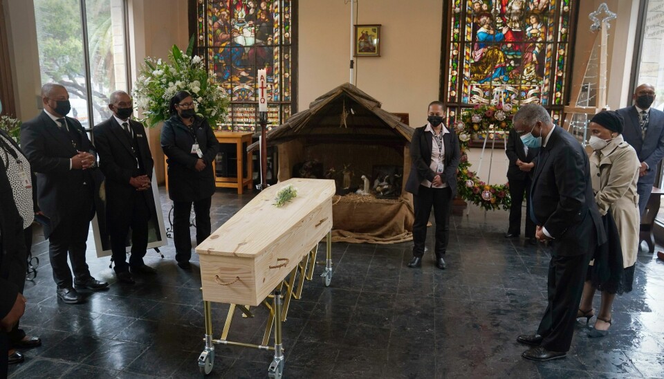 ENKELT: Sør-Afrikas tidligere president Thabo Mbeki (foran til høyre) er blant dem som lørdag tar farvel med Desmond Tutu i St. Georg-katedralen i Cape Town. Sør-Afrikas tidligere president Thabo Mbeki (foran til høyre) er blant dem som lørdag tar farvel med Desmond Tutu i St. Georg-katedralen i Cape Town. Foto: Nic Bothma / Pool / AP / NTB