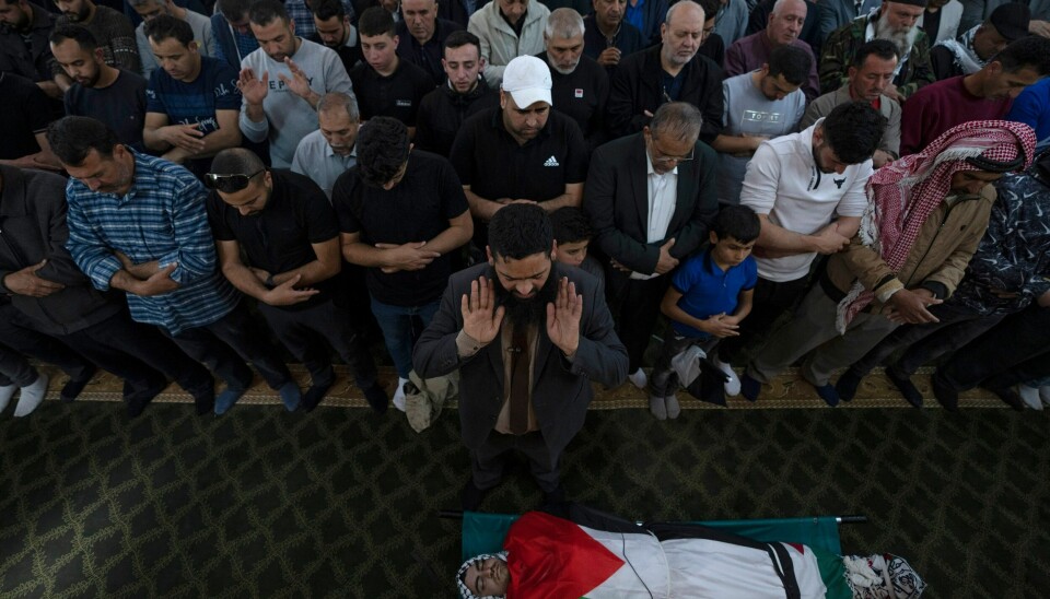 SORG: Begravelse for Muhammad Hassan Muhammad Assaf i landsbyen Kufr Laqef på den okkuperte Vestbredden. Assaf ble skutt av israelske styrker onsdag. Palestinere sørger over levningene etter Muhammad Assad under begravelsen hans i landsbyen Kufr Laqef på den okkuperte Vestbredden. Assaf ble skutt at israelske styrker onsdag. Foto: Nasser Nasser / AP / NTB