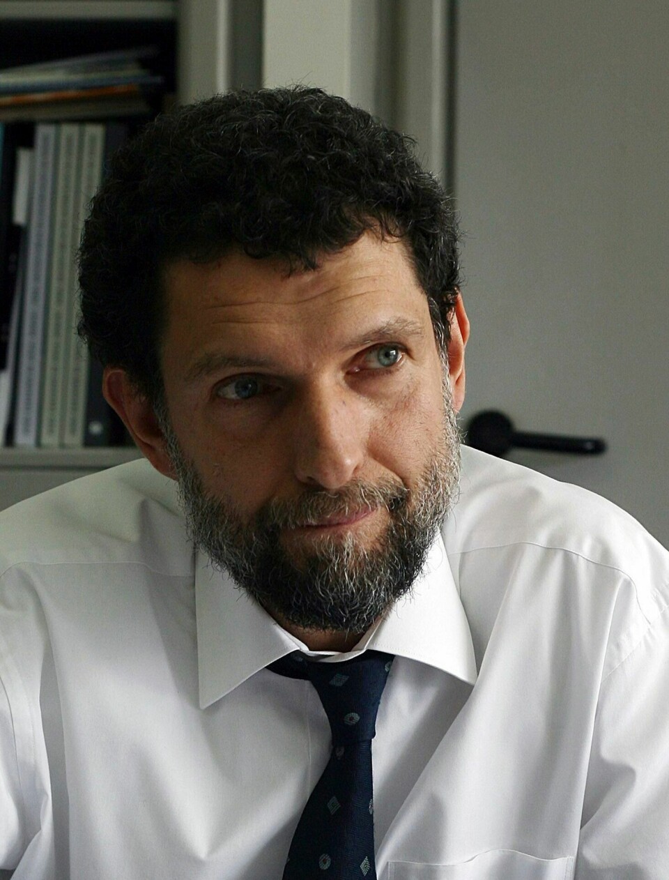 LIVSTIDSDOM: Filantropen og aktivisten Osman Kavala er av en tyrkisk domstol dømt til fengsel på livstid. Filantropen og aktivisten Osman Kavala er dømt til livstids fengsel i en tyrkisk domstol. Arkivfoto: AP / NTB