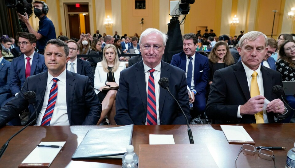 USA: Tidligere fungerende justisminister Jeffrey Rosen fortalte kongressen hvordan ekspresident Donald Trump prøvde å presse justisdepartementet til å følge opp de falske påstandene om valgjuks. Til venstre tidligere statssekretær Steven Engel og til høyre tidligere fungerende visejustisminister Richard Donoghue. Tidligere fungerende justisminister Jeffrey Rosen fortalte kongressen hvordan ekspresident Donald Trump prøvde å presse justisdepartementet til å følge opp de falske påstandene om valgjuks. Til venstre tidligere statssekretær Steven Engel og til høyre tidligere fungerende visejustisminister Richard Donoghue. Foto: Jacquelyn Martin / AP / NTB