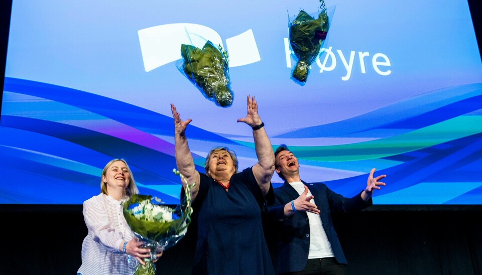 BILLIG: Høyre ser ut til å ha glemt at partiet styrte Norge med vedvarende høy oljepengebruk de siste årene, skriver Vårt Land på lederplass. 2. nestleder Tina Bru, partileder Erna Solberg og nyvalgt 1. nestleder Henrik Asheim kaster blomsterbukettene sine til ære for fotografene under Høyres landsmøte på Gardermoen søndag.Foto: Håkon Mosvold Larsen / NTB