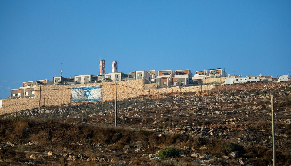 MERKING: Regjeringen vil merke varer produsert på okkupert land. Bildet viser muren rundt bosettingen Migdalim på Vestbredden nært Nablus. MERKING: Regjeringen vil merke varer produsert på okkupert land. Bildet viser muren rundt bosettingen Migdalim på Vestbredden nært Nablus.