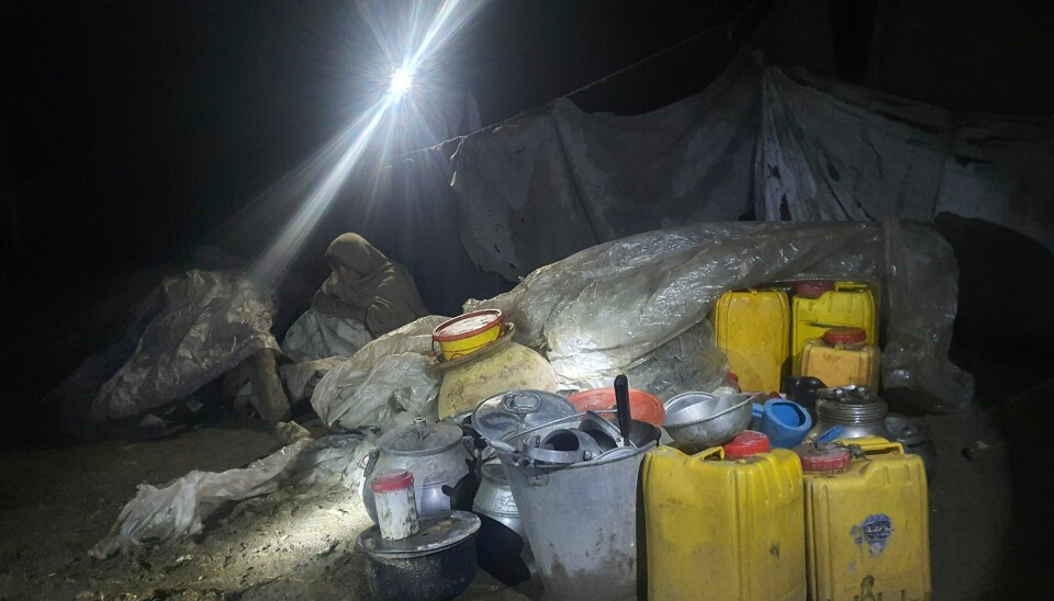 AFGHANISTAN: Taliban ber det internasjonale samfunnet om hjelp etter det katastrofale jordskjelvet som rammet Afghanistan onsdag. Her er en kvinne fotografert i en midlertidig leir i landsbyen Gyan i Paktika-provinsen. Foto: Ebrahim Nooroozi / AP / NTB