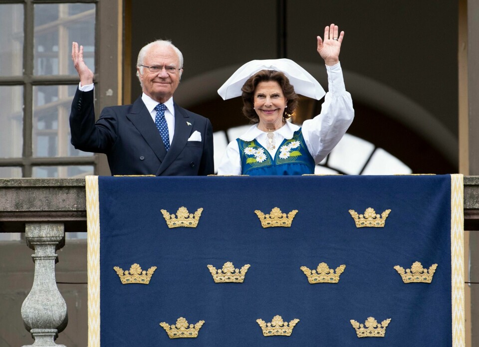 Sveriges kong Carl Gustaf sier han fortsatt mener at grunnlovsendringen som gjorde kronprinsesse Victoria og ikke prins Carl Philip til tronarving, var en feil. Her er han fotografert sammen med dronning Silvia ved Stockholms slott i forbindelse med den svenske nasjonaldagen 6. juni i 2020. Foto: Pontus Lundahl / TT / NTB Sveriges kong Carl Gustaf sier han fortsatt mener at grunnlovsendringen som gjorde kronprinsesse Victoria og ikke prins Carl Philip til tronarving, er urettferdig. Her er han fotografert sammen med dronning Silvia ved Stockholms slott i forbindelse med den svenske nasjonaldagen 6. juni i 2020. Foto: Pontus Lundahl / TT / NTB