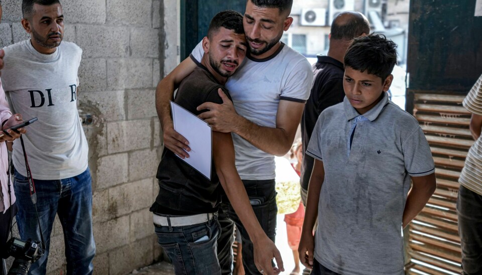 Palestinarar i sorg etter at to fire dagar gamle tvillingar vart drepne i eit nytt israelsk angrep tysdag. Foto: Abdel Kareem Hana / AP / NTB Palestinere i sorg etter at to fire dager gamle tvillinger ble drept i et nytt israelsk angrep tirsdag. Foto: Abdel Kareem Hana / AP / NTB