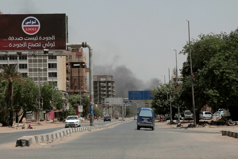 SUDAN: Røyk stiger opp fra et nabolag i Khartoum lørdag etter harde kamper mellom hæren og en paramilitær gruppe. Røyk stiger opp fra et nabolag i Sudans hovedstad Khartoum. Flere steder i landet meldes det om kamper mellomregjeringsstyrker og den paramilitære gruppen RSF. Foto: Marwan Ali / AP / NTB