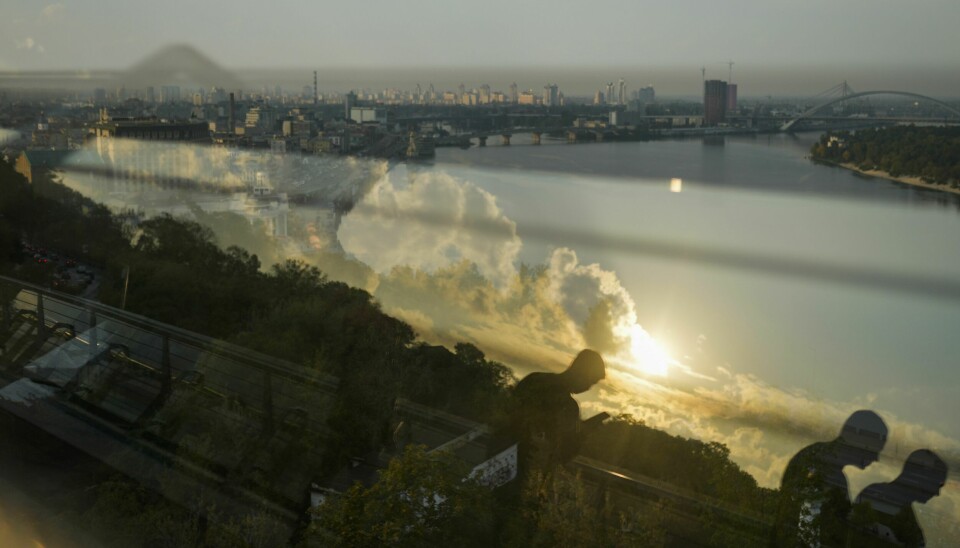 KYIV: Glassbroen over elva Dnipro. Fotgjengere går over Dnipro-elva i Kyiv. Foto: Francisco Seco / AP / NTB