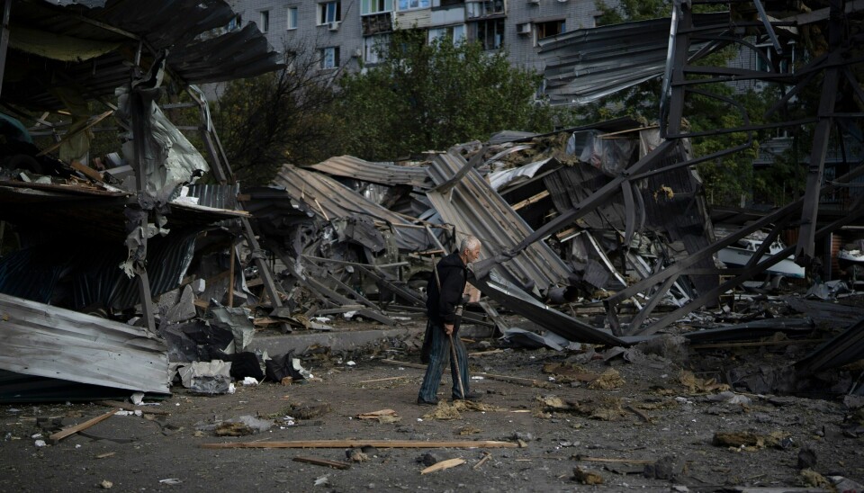RAMMET: En eldre mann passerer en bilbutikk som er ødelagt i et russisk angrep mot Zaporizjzja. Foto: Leo Correa / AP / NTB En eldre mann passerer en bilbutikk som er ødelagt i et russisk angrep mot Zaporizjzja. Foto: Leo Correa / AP / NTB