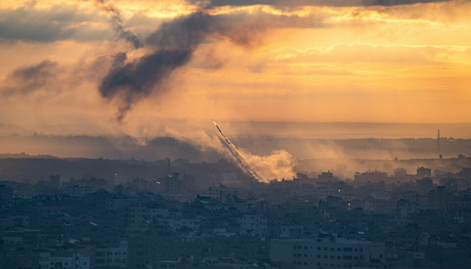 ANGREP: Den svenske universitetslektoren befinner seg i Jerusalem og fortalte til svenske medier lørdag om kaos og forvirring etter at Hamas hadde innledet et angrep på Israel. 2500 raketter er skutt mot Israel fra Gazastripen, sier en talsmann for det israelske militæret. Kamper pågår ved grensa til det palestinske området. Foto: Fatima Shbair / AP / NTB