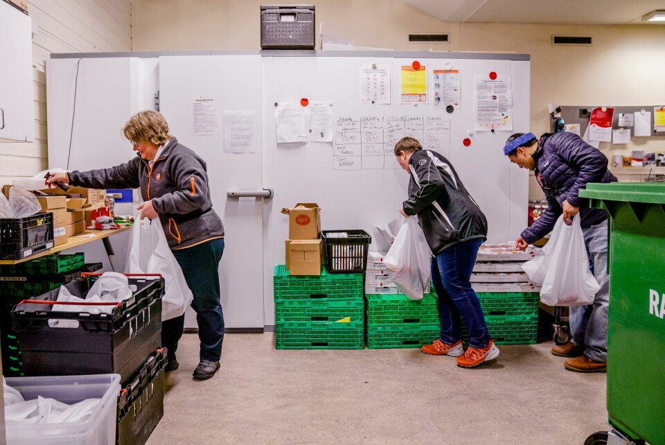 MATHJELP: Matkøene bare øker og øker i Norge. Forskere mener vi må tenke annerledes på fattigdom i Norge for å forstå hvem som i dag trenger mathjelp. Bildet viser folk fra Fresesarmeens slumstasjon i Oslo som pakker matposer.