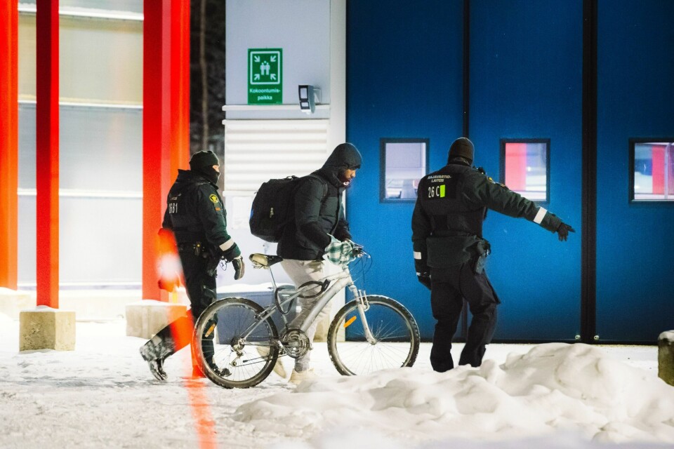 En mann med sykkel ankommer grenseovergangen Vartius nordøst i Finland søndag kveld. Svært mange asylsøkere har krysset den russiske grensa den siste tiden, og forrige uke valgte Finland å stenge flere grenseoverganger. Foto: Miska Puumala / Lehtikuva via AP / NTB En mann med sykkel ankommer grenseovergangen Vartius nordøst i Finland søndag kveld. Svært mange asylsøkere har krysset den russiske grensa den siste tiden, og forrige uke valgte Finland å stenge flere grenseoverganger. Foto: Miska Puumala / Lehtikuva via AP / NTB