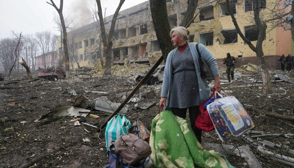 En kvinne ser på ødeleggelsene ved fødeavdelingen på et sykehus i Mariupol etter et russisk angrep. Foto: Jevgenij Maloletka / AP / NTB En kvinne ser på ødeleggelsene ved fødeavdelingen på et sykehus i Mariupol etter et russisk angrep. Foto: Jevgenij Maloletka / AP / NTB