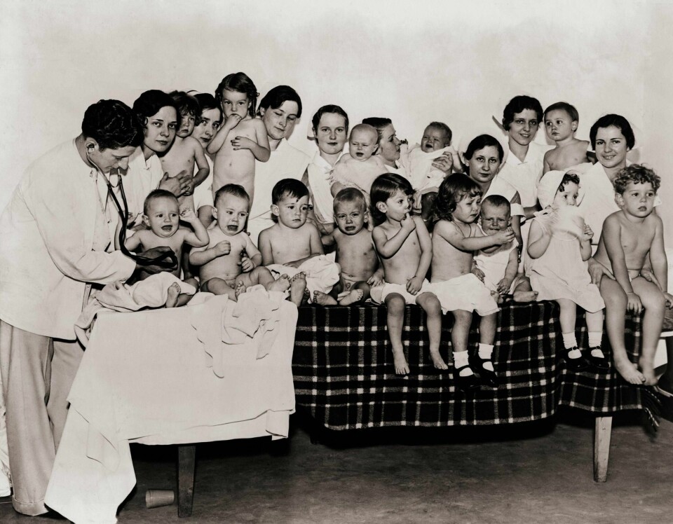 Fra begynnelsen av 1900-tallet var eugenikk i vinden over store deler av verden. I 1930-åra innførte alle de nordiske landene lover som åpnet for eugenisk sosialpolitikk. Bildet viser 14 småbarn som deltar i en Better Babies-konkurranse i USA i 1931. Barna ble målt opp mot datidens standarder for normal utvikling.