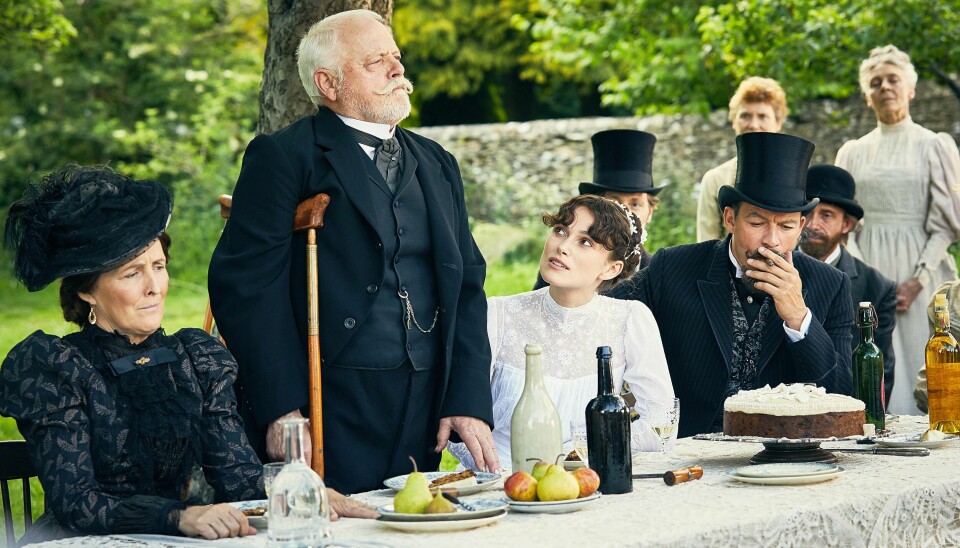 – Sjangerkonvensjonene er tallrike. Her er flosshatter, kniplinger, snurrebarter, skriver anmelderen om filmen Colette. Hovedrollen spilles av Keira Knightley (i hvit kjole).