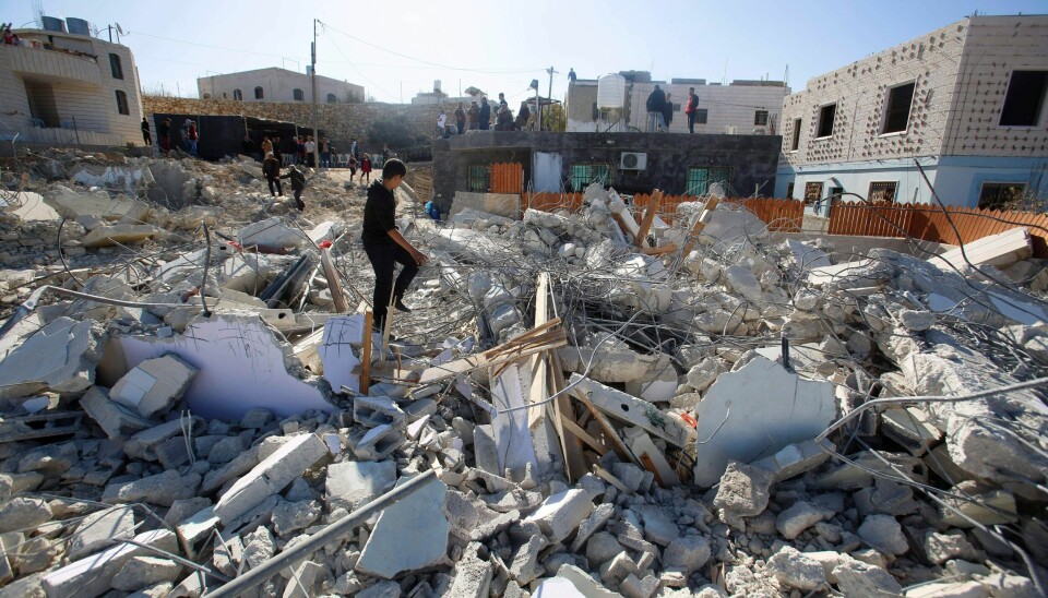 Palestinere ser på hus som er ødelagt av israelsk militære i byen Beit Kahil i nærheten av Ramallah, på vestbredden, i slutten av november i år. Militæret sa at husene tilhøre fire palestinere mistenkt for å ha drept en israelsk soldat.