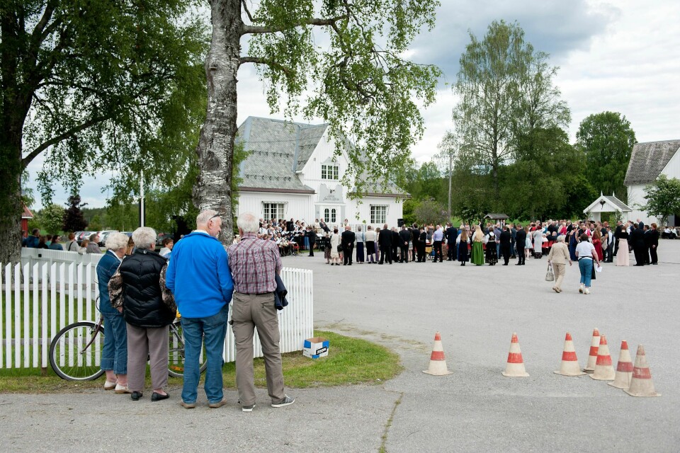 Det utradisjonelle gravferdstilbudet reklameres til å gjelde for dem som sokner til og har seremoni i bostedskommunene Kongsvinger, Odalen, Grue og Eidskog. Her ser man en lykkeligere begivenhet fra Eidskog hvor fem par giftet seg i samme gudstjeneste. Foto: Melisa Fajkovic.