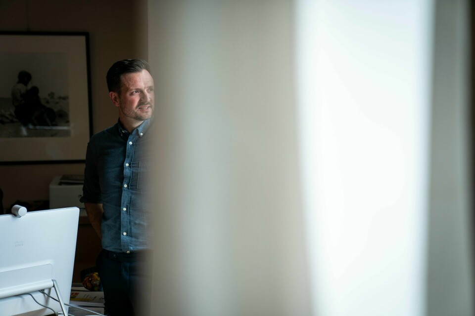 – Jeg kan heldigvis utføre de fleste av mine oppgaver fra hjemmekontoret, sier utviklingsminister Dag-Inge Ulstein i en pressemelding.