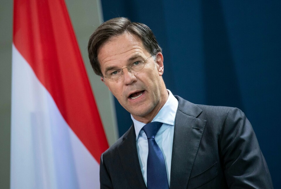 Nederlands statsminister Mark Rutte på en pressekonferanse med Tysklands forbundskansler Angela Merkel i juli i år. Denne uken støttet Ruttes koalisjonsregjering et forslag om å utvide loven for aktiv dødshjelp. (Bernd von Jutrczenka/Pool via AP).
