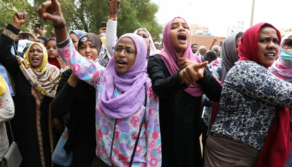 Kvinner som støtter tidligere president Omar al-Bashir utenfor rettslokalene i august.
