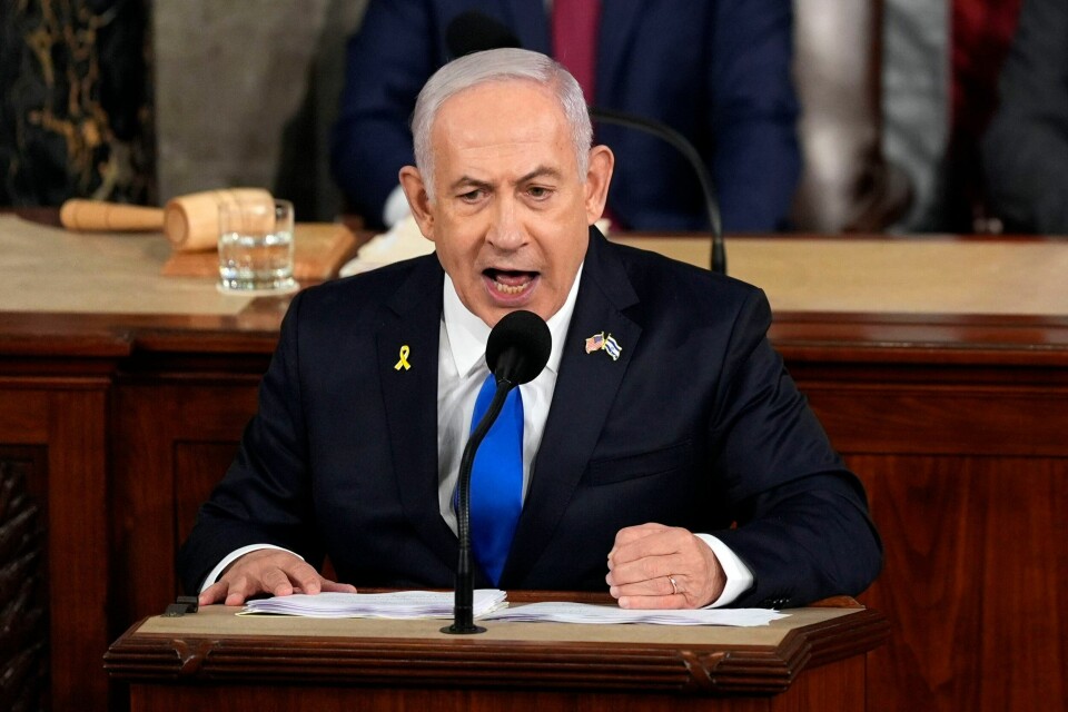 ISRAEL: – Det er et åpenbart brudd på internasjonale menneskerettigheter og den humanitære folkeretten, sier FNs menneskerettighetssjef Volker Türk. Det er grenser for hvor mye Israel kan tåle av angrep fra Hizbollah, tror seniorrådgiver Kai Kverme i Landinfo. Her fra Israels statsminister Benjamin Netanyahus tale i Kongressen i USA onsdag. USA-støtte er svært viktig for Israel, som har vært i full krig med Hamas på Gazastripen i snart ti måneder. Foto: Julia Nikhinson / AP / NTB
