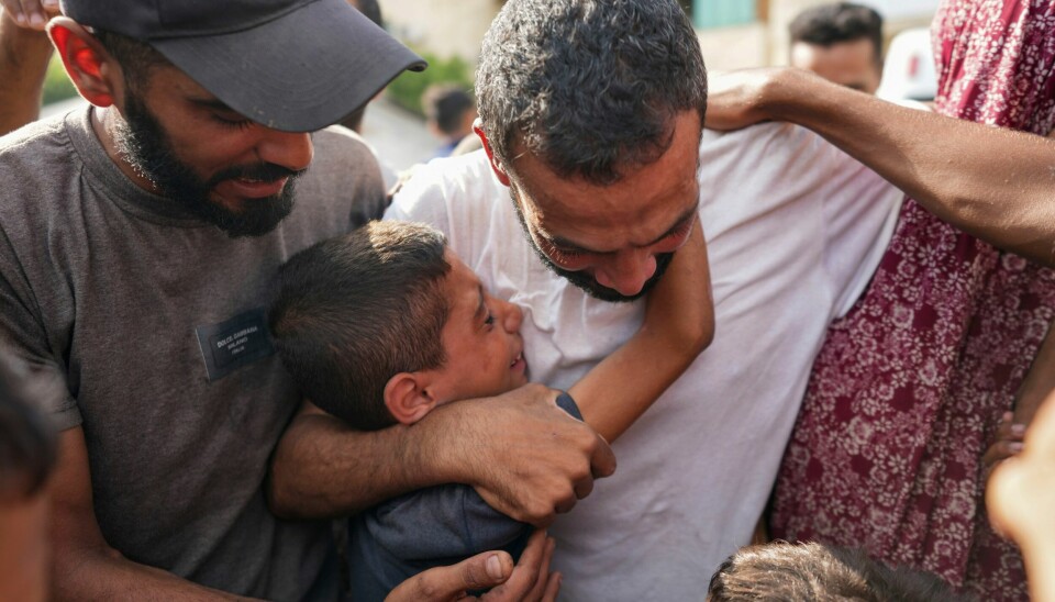 En liten palestinsk gutt kaster seg rundt halsen på faren som ble løslatt og returnert til Gaza etter flere måneder i israelsk fangenskap. Foto: AP / NTB En liten palestinsk gutt kaster seg rundt halsen på faren som ble løslatt og returnert til Gaza etter flere måneder i israelsk fangenskap. Foto: AP / NTB