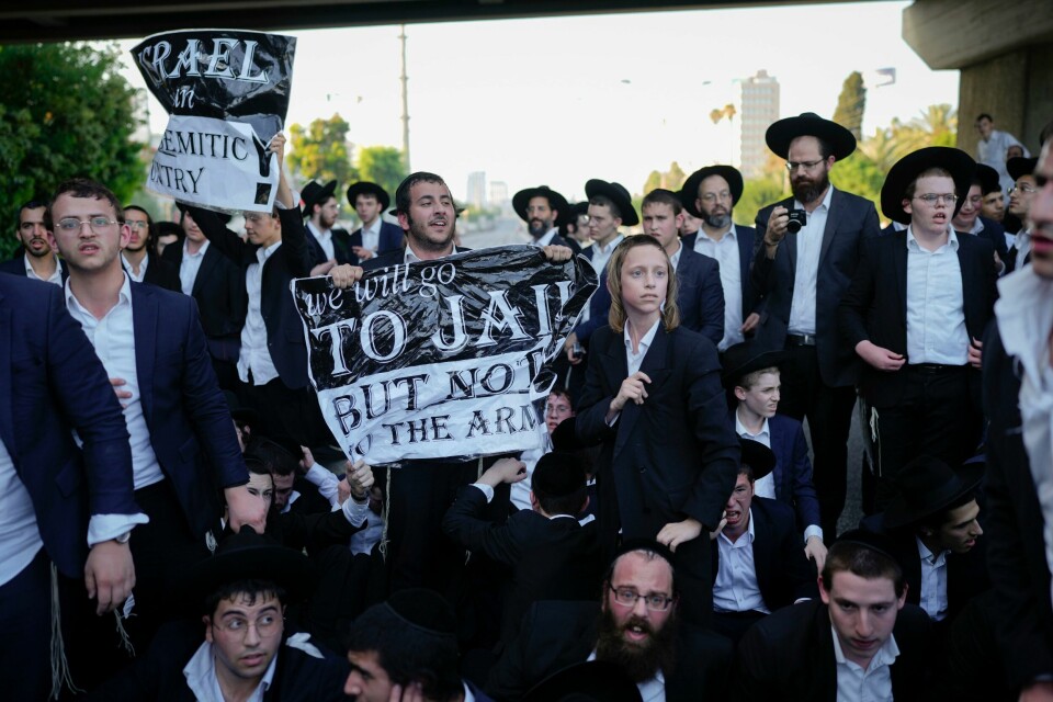 Israelske myndigheter har slått fast at ultraortodokse jøder må avtjene verneplikt på lik linje med alle andre. Det har utløst kraftige protester i landet, som her i Bnei Brak 16. juli. Foto: AP / NTB Israelske myndigheter har slått fast at ultraortodokse jøder må avtjene verneplikt på lik linje med alle andre. Det har utløst kraftige protester i landet, som her i Bnei Brak 16. juli. Foto: AP / NTB
